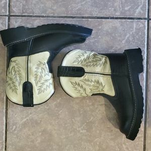 Kids Old West real leather cowboy boots. These are size 110, 200 mm, US size 13